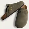 Zuecos Olive — ante verde oliva con hebilla